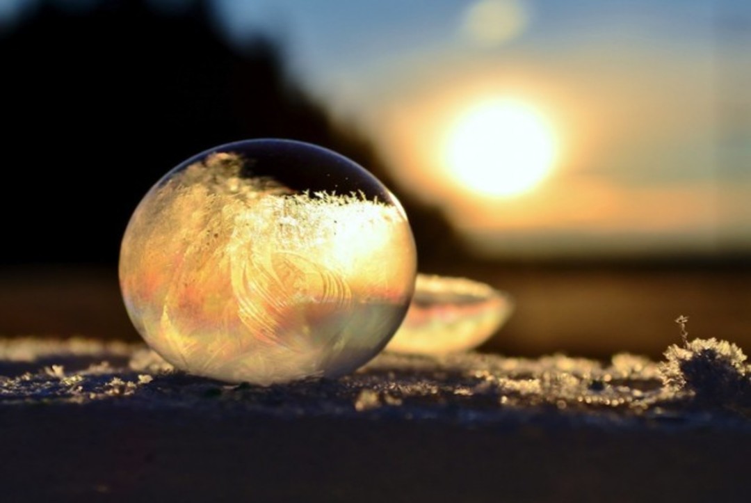 Ice eggs. Мыльные пузыри на морозе. Bubble moments. Фотография со снежинкой в пузыре.