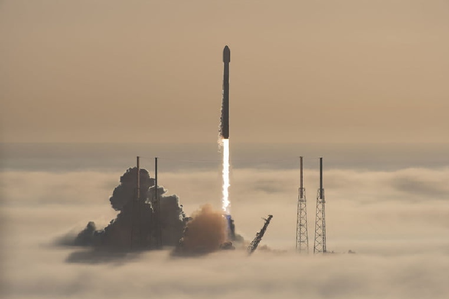 Mesmerizing picture shows SpaceX rocket ascend over fog